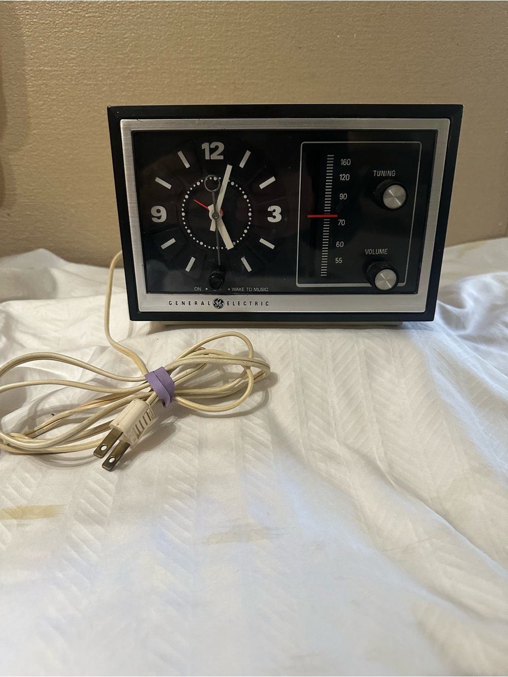 Vintage General Electric Analog Clock Radio